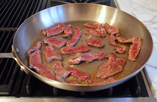 Cho thịt bò vào áp chảo
