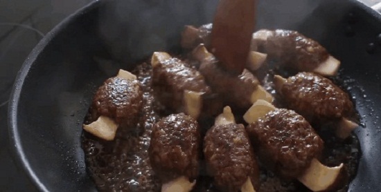 Cách làm món thịt bò băm bọc nấm.