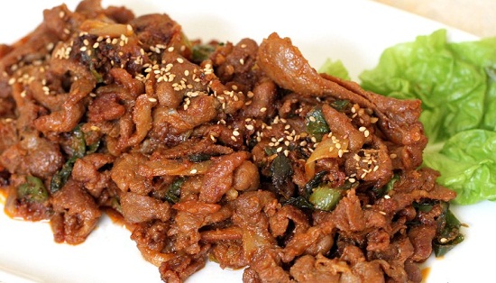 Món thịt heo ướp cay kiểu Hàn.