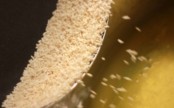 Rang gạo cho vàng thơm trước khi nấu cháo.
