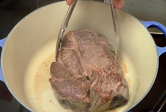 Thịt bò cho vào chảo nướng khi thịt chuyển màu nâu