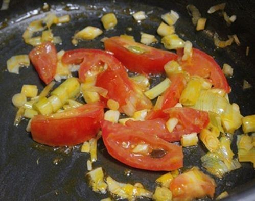 Xào cà chua trước khi cho giò heo vào