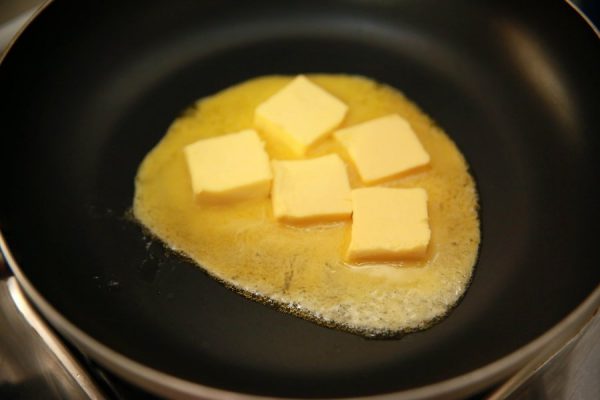 Cho bơ vào chảo đun tan chảy