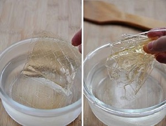 Ngâm lá gelatin vào nước lạnh 