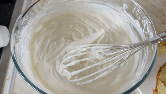 Đánh bông whipping cream và đường