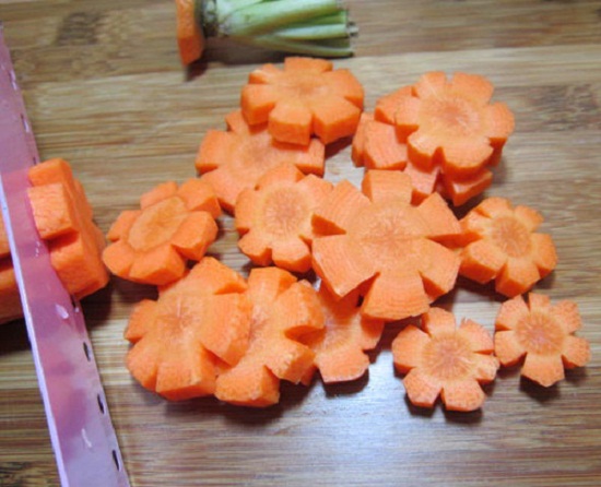 Cà rốt cắt lát tỉa hoa