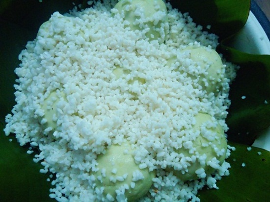Cho bột nếp lá dứa bọc nhân đậu xanh và gạo nếp vào chõ hấp