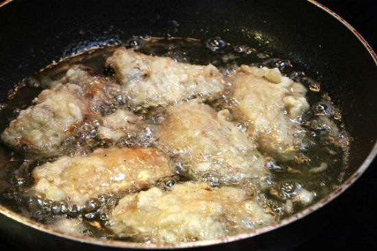 Đun nóng dầu cho gà vào chiên