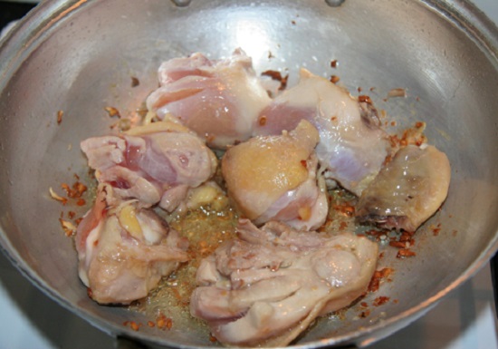 Thêm thịt gà vào xào cùng