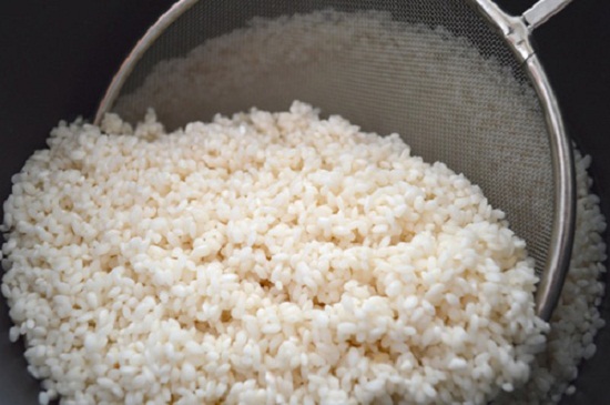 Gạo nếp ngâm nước và để ráo