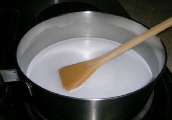 Cho nước cốt dừa lên bếp đun sôi