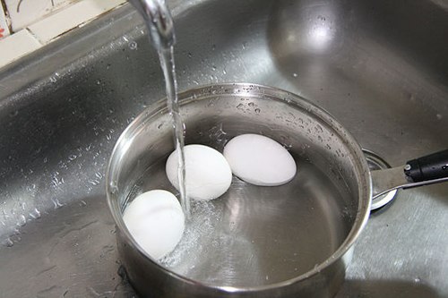 Xả nước lạnh vào nồi luộc trứng