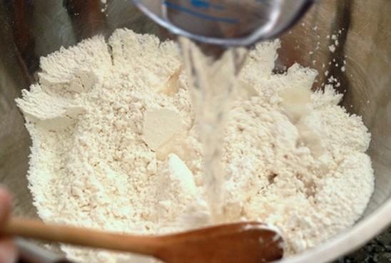 Cho các loại bột vào thau trộn đều rồi cho nước vào  nhào bột