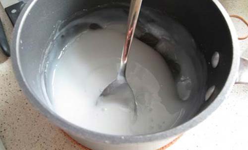 Trộn sữa chua với nước cốt chanh và nước ấm
