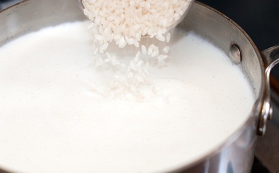 Cho gạo đã rang vào ngâm với nước và sữa nóng