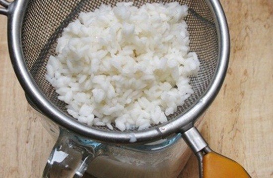 Lọc gạo qua rây