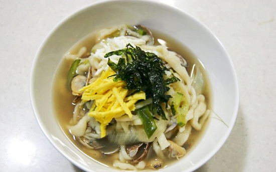 Món phở Hàn Quốc với súp nghêu