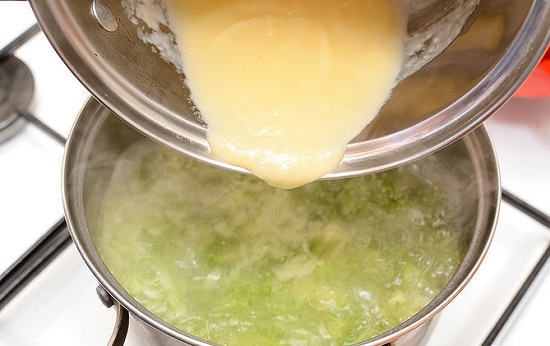 Đổ nước sốt bơ vào nồi súp bông cải