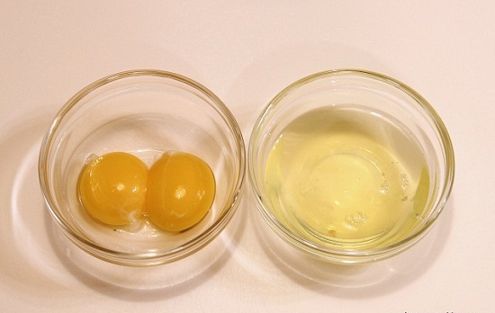 Tách riêng lòng đỏ và lòng trắng trứng