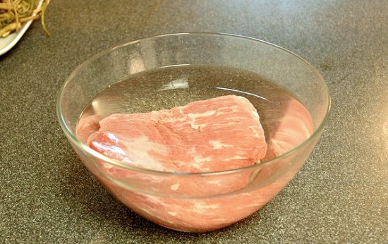 Ngâm thịt bò trong nước lạnh