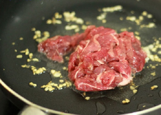 Phi thơm tỏi cho thịt bò vào xào