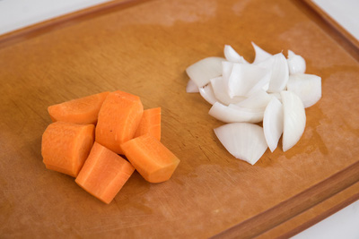 Hành tây và cà rốt thái miếng vuông
