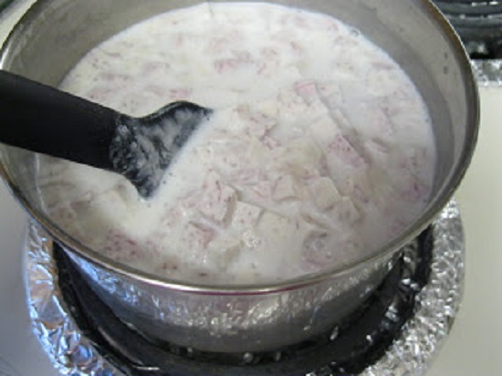 Cho sữa chua, kem tươi, sữa đặc, nước cốt dừa vào đun cùng với khoai