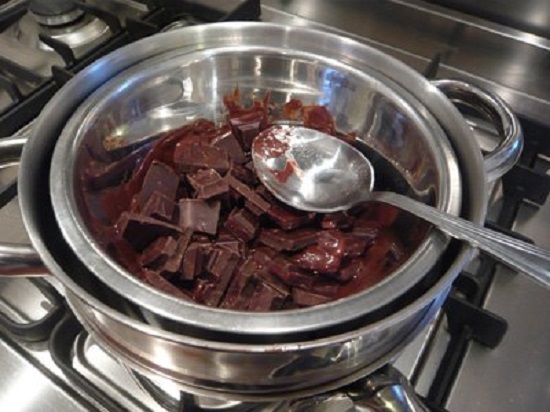 Cho nước cốt dừa và socola đen vào nồi đun cho tan chảy