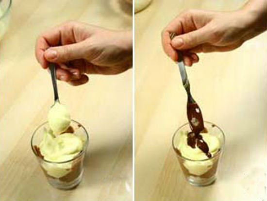 Cho một thìa súp chocolate xuống đáy ly múc hỗn hợp kem lên