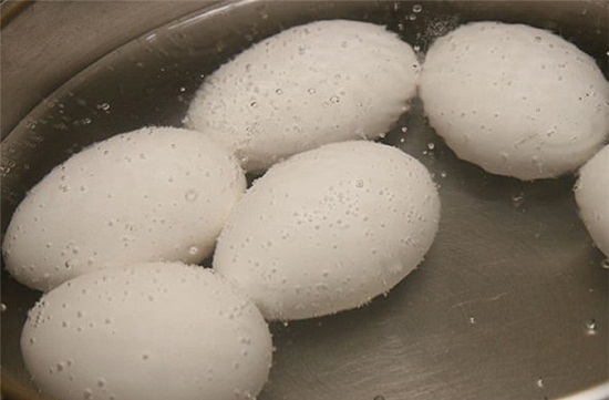 Dùng muối và nước lạnh vào luộc trứng