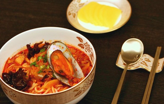 Mì hải sản cay Hàn Quốc 