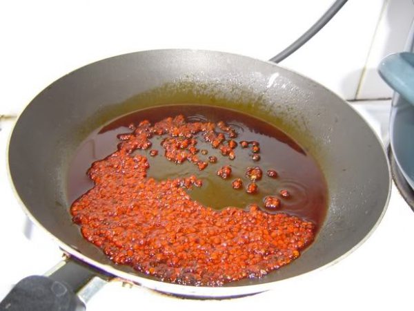 Cho hạt điều vào dầu ăn để tạo màu