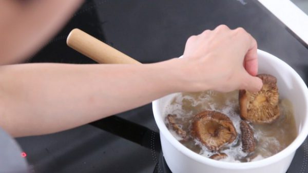Cho nấm vào nồi nước dùng nấu