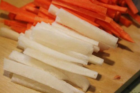 Cà rốt, củ cải cắt thành từng miếng dài