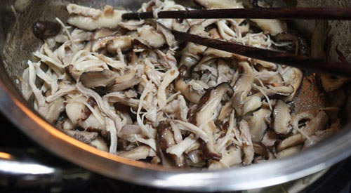 Phi thơm hành khô thì cho nấm hương và thịt gà vào xào