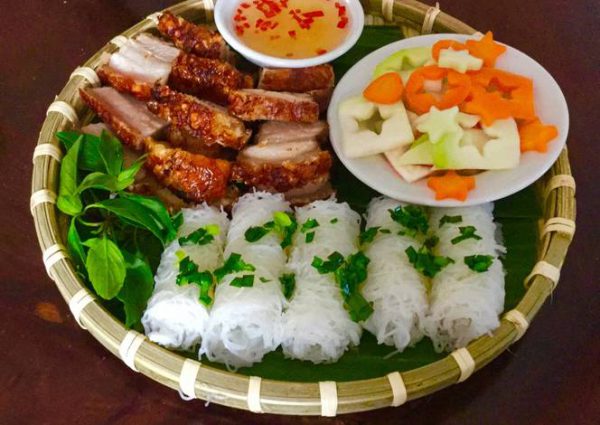 Thưởng thức bánh hỏi