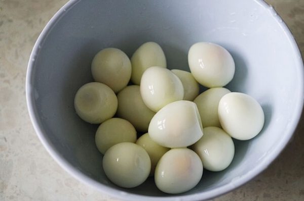 Trứng cút luộc bóc vỏ