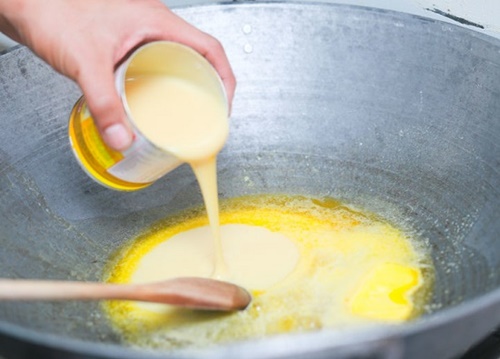 Đổ sữa dừa và sữa đặc vào chảo bơ