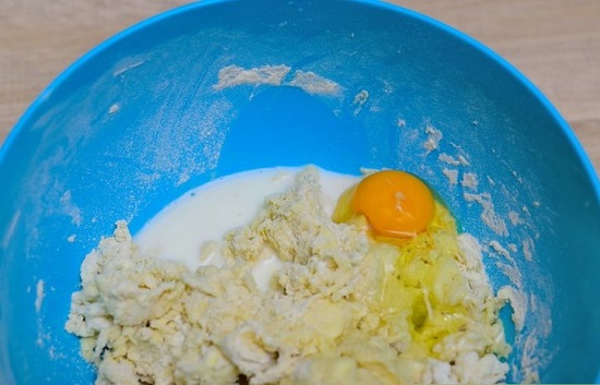 Cho thêm trứng và sữa vào bát bột