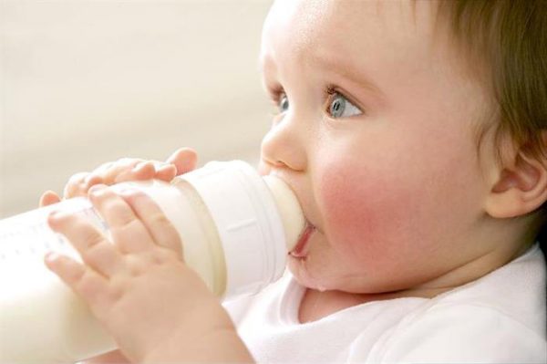 Sữa trong giai đoạn này vẫn là nguồn dinh dưỡng phù hợp nhất cho trẻ