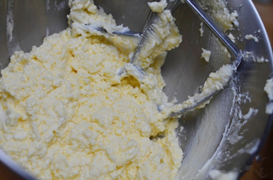 Trộn bơ với trứng, đường, vani, bột mì, bột nở cho đều