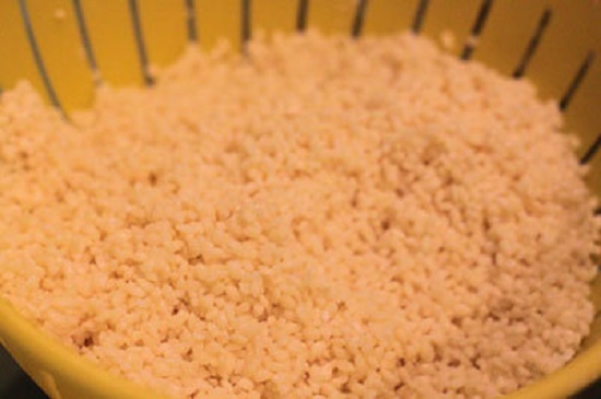 Cho gạo vào rổ để ráo nước