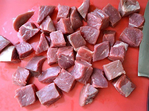  Thịt bò cắt thành hình con cờ 