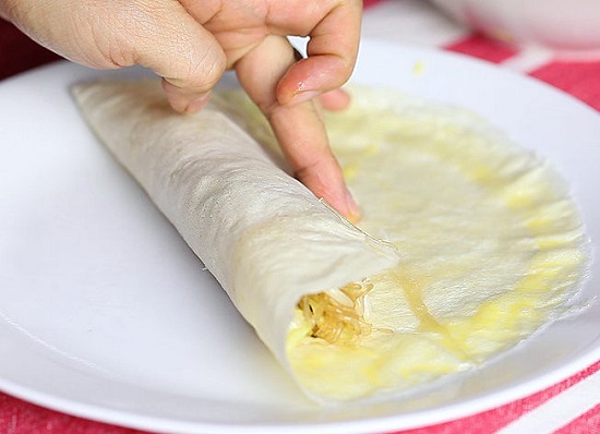 Đặt miếng bánh tráng ra đĩa cho nhân rau củ vào cuộn tròn