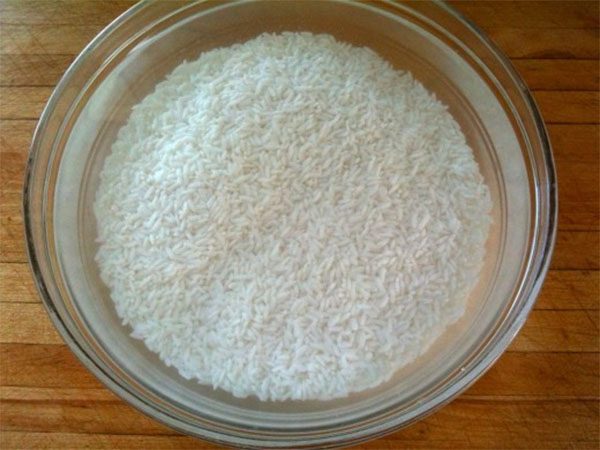 Ngâm gạo để nấu cháo