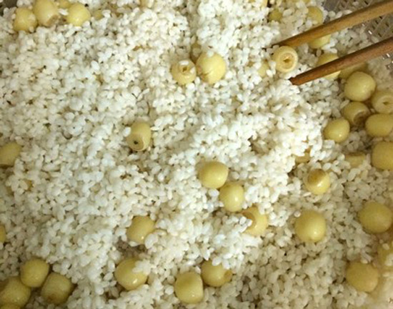 Trộn gạo với hạt sen đã luộc chín