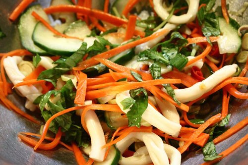 Salad mực cay giàu dinh dưỡng chống ngán