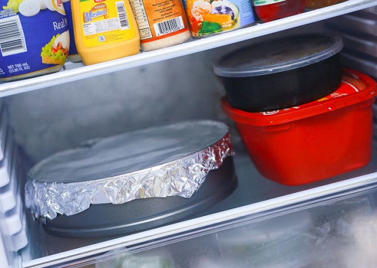 Cho khuôn bánh vào trong ngăn mát tủ lạnh 