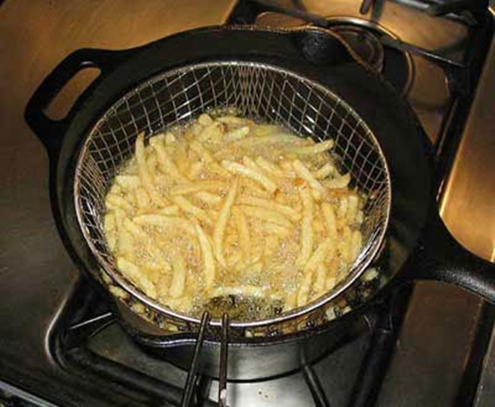 Chiên khoai tây rồi vớt ra rổ cho thấm dầu