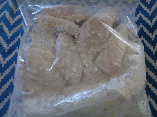 Cho các nguyên liệu và thịt gà vào túi nilon trộn đều